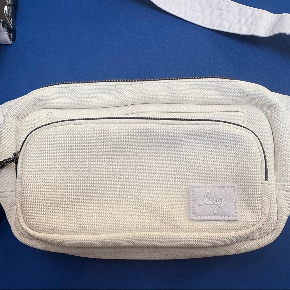 Lug White Hitch Sling/Belt Bag. In Great condition! Perfect for summer! - Picture 2 of 8